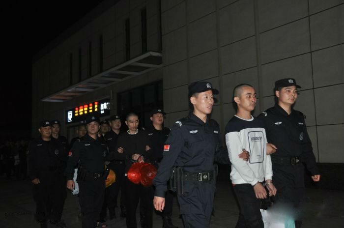 4月30日,砀山县公安局将6名涉嫌网络赌博犯罪嫌疑人押解回砀山,现羁押