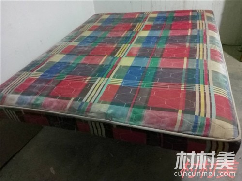 个人闲置席梦思床垫一个，1.8米宽，2米长，厚18厘米，弹簧床垫